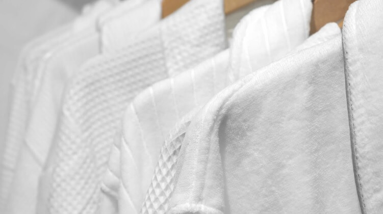 искрящо бели