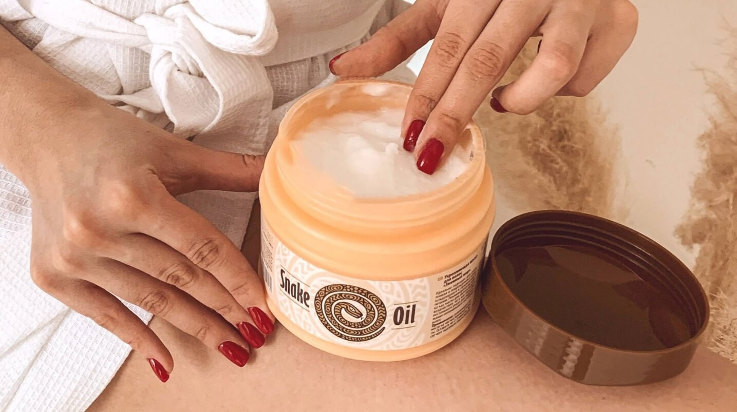 маска със змийска мас